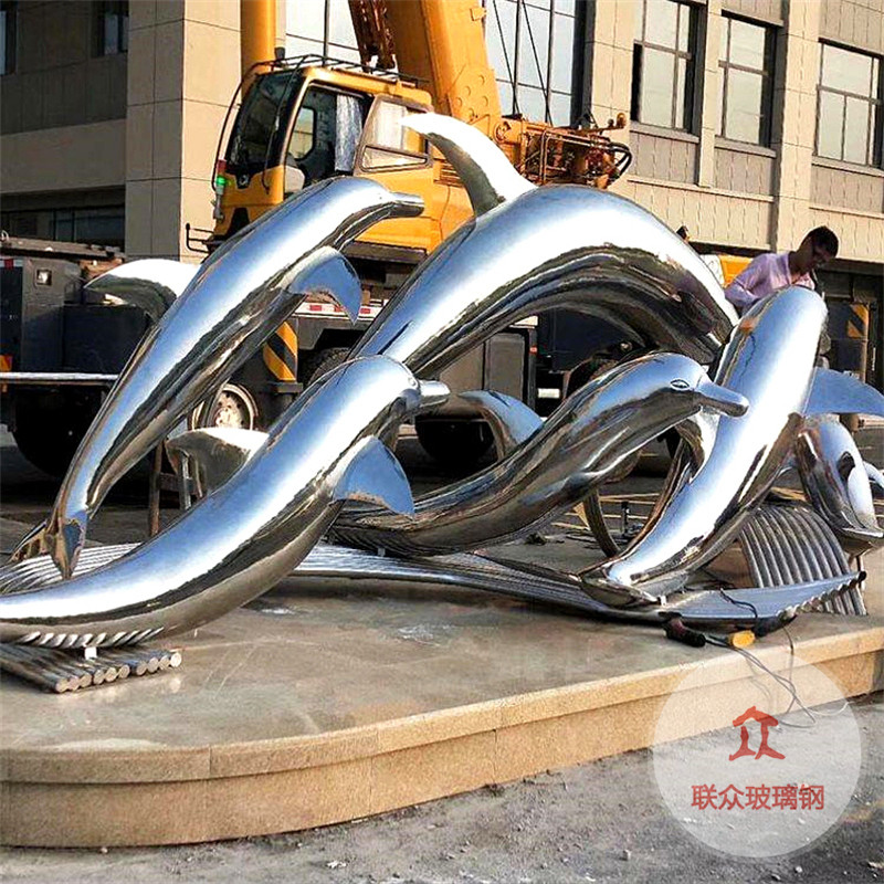 城市戶外鯨魚(yú)大型不銹鋼雕塑定制廠家鐵藝圓環(huán)鏤空球園林景觀月亮