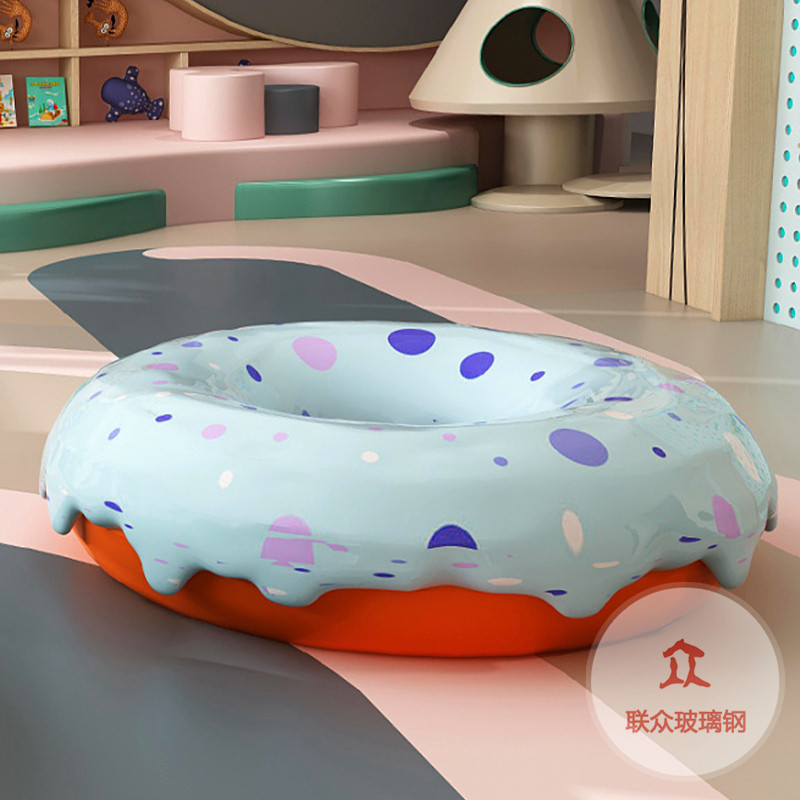 玻璃鋼休閑椅糖果椅子學(xué)校幼兒園坐凳商場(chǎng)座椅卡通長(zhǎng)凳子美陳廠家